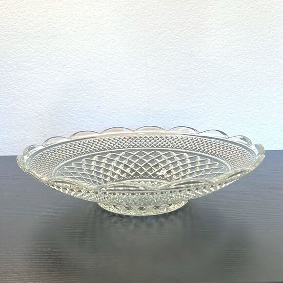 Beautiful Vintage Anchor Hocking Large Decorative Glass Bowl - Picture 2 of 3
